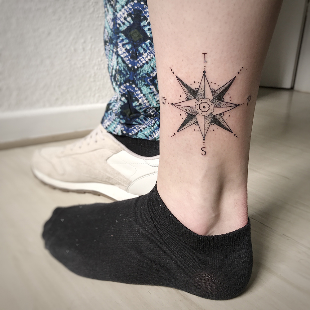 Kompass Tattoo Knöchel